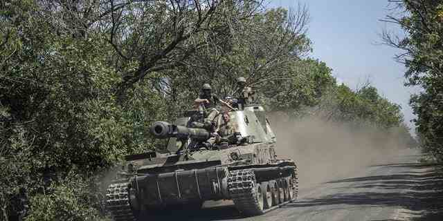 SIVERSK, PROVINZ DONETSK, UKRAINE, 8. JULI: Ukrainischer Soldat fährt auf einem Panzer zum Schlachtfeld in der Nähe von Siversk, Ukraine, 8. Juli 2022. 