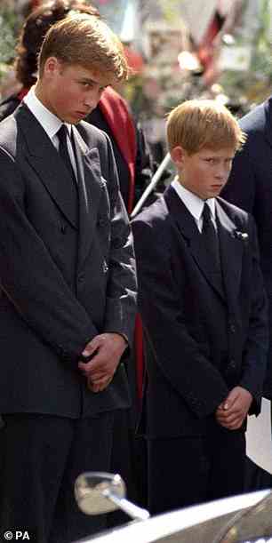 Prinz William, damals 15, mit Prinz Harry bei der Beerdigung ihrer Mutter im Jahr 1997