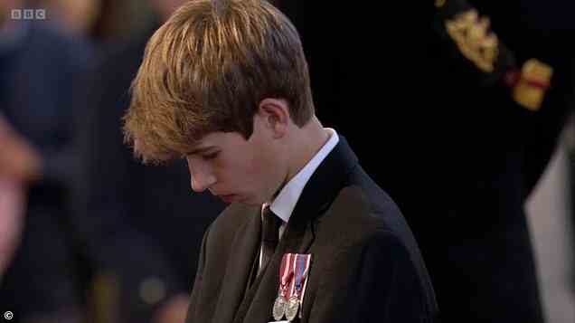 James Viscount Severn, 14, sah düster aus, als er heute Abend neben dem Sarg seiner Großmutter in der Westminster Hall Wache stand