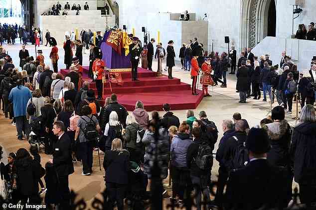 Trauernde sahen zu, wie am Samstagabend die Mahnwache für die Königin in der Westminster Hall von ihren acht Enkelkindern abgehalten wurde