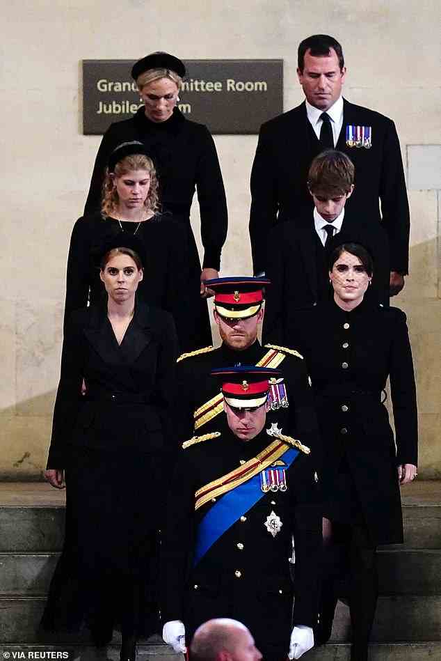 Die acht Enkelkinder der Queen hielten am Samstagabend im Palace of Westminster eine Mahnwache an ihrem Sarg ab