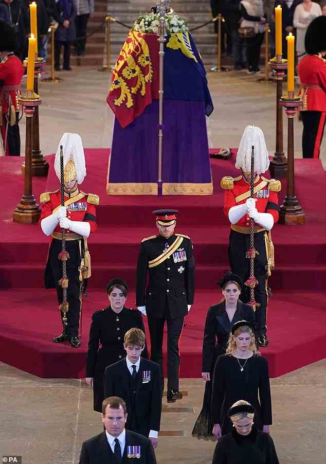 Im Bild: Prinzessin Eugenie (hinten links), Prinzessin Beatrice (hinten rechts), James, Viscount Severn (Mitte links), Lady Louise Windsor (Mitte rechts), Peter Phillips (vorne links) und Zara Tindall (vorne rechts)