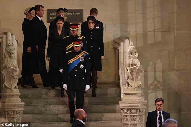 Die acht düsteren Enkel kamen in der Westminster Hall an, wo sie eine Mahnwache am Sarg der Königin hielten