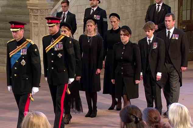 Die Enkelkinder von Königin Elizabeth kamen kurz vor 18 Uhr in Westminster an, wo sie eine 15-minütige Mahnwache halten werden