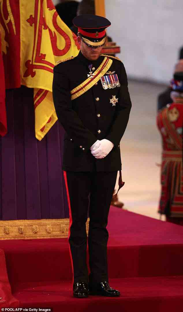 Der Herzog von Sussex trug die Blues and Royals No.1 Uniform, den KCVO Neck Order and Star, die Afghanistan Operational Service Medal, Golden, Diamond und Platinum Jubilee Medals und Army Pilot Wings