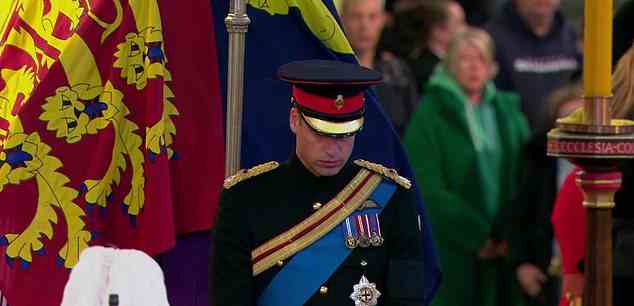 Prinz William beugt den Kopf, als er neben dem Sarg seiner Großmutter in der Westminster Hall steht