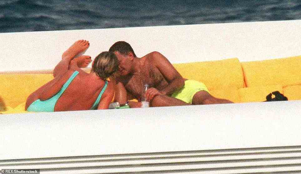 Letzte Tage: Ein Schnappschuss von Diana und Dodi, die sich im Sommer 1997 auf der Yacht seines Vaters Jonikal (jetzt Sokar genannt) in St. Tropez an der Gesellschaft des anderen erfreuen, ist eine der letzten Aufnahmen des Paares