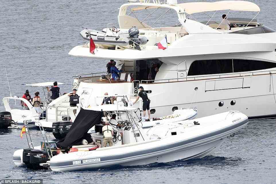 Nachbau: Im Mai 2020 wurde Fayeds ursprüngliche Yacht für 171.000 Pfund verkauft, wobei einige Beobachter The Sunday Express mitteilten, dass das Gebot überraschend niedrig war