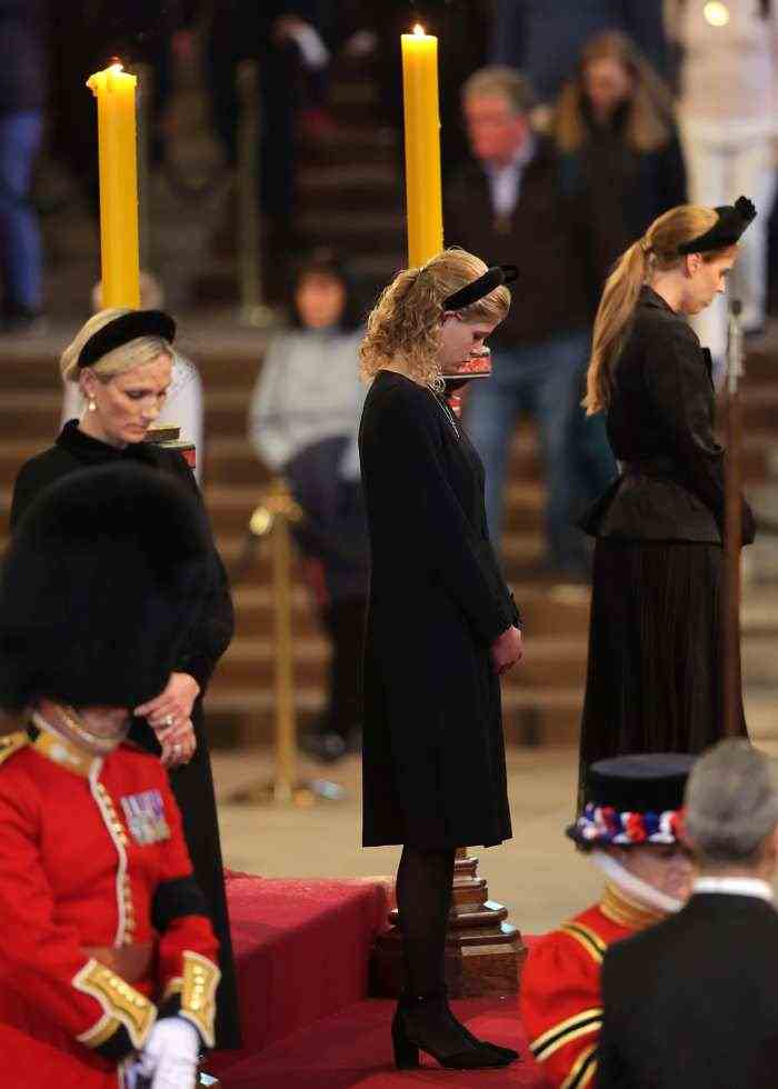 Lady Louise Windsor trug eine Pferdehalskette zur Mahnwache von Queen Elizabeth II zu Ehren ihrer gemeinsamen Leidenschaft