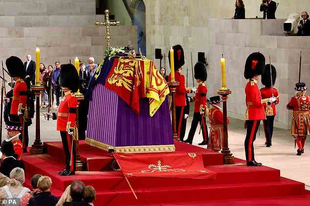 Tragisch: Die Queen starb am vergangenen Donnerstag im Alter von 96 Jahren auf Schloss Balmoral in Schottland.  Ihr Sarg reiste am Dienstag nach London, um vor ihrer Beerdigung am Montag aufgebahrt zu werden