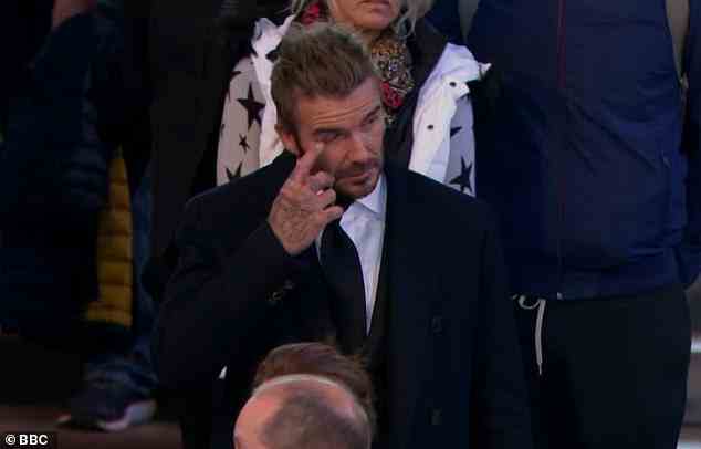 Verärgert: David Beckham wischte sich eine Träne aus dem Auge, als er sich dem Sarg der Königin näherte, nachdem er 13 Stunden in der fünf Meilen langen Schlange gewartet hatte