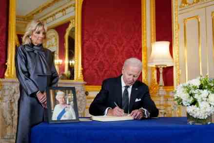 Präsident Joe Biden unterzeichnet nach dem Tod von Königin Elizabeth II. ein Kondolenzbuch im Lancaster House in London, während First Lady Jill Biden auf Royals blickt Biden, London, Vereinigtes Königreich - 18. September 2022