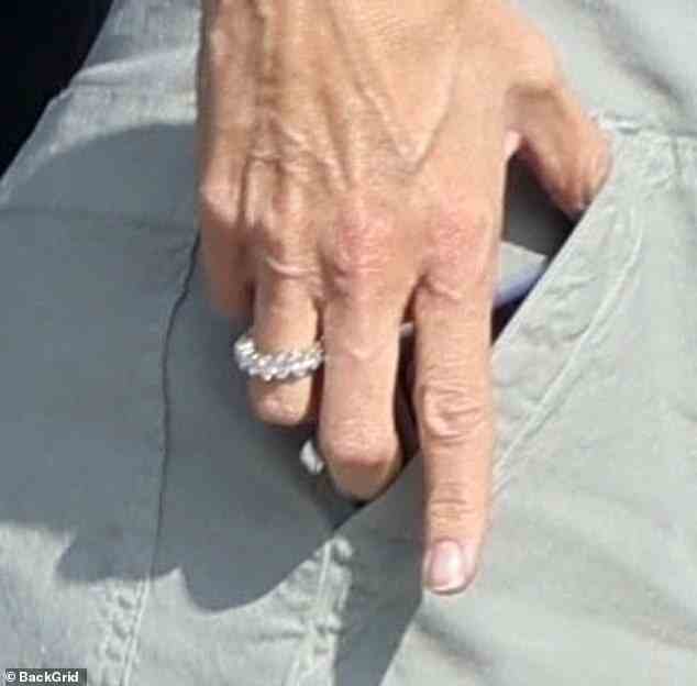 Diamantring: Der Adam-Project-Star wurde mit dem wunderschönen Ring gesichtet, als sie Lebensmittel in der Nähe des Hauses ihres Freundes John Miller in der Gegend von Pacific Palisades abholte
