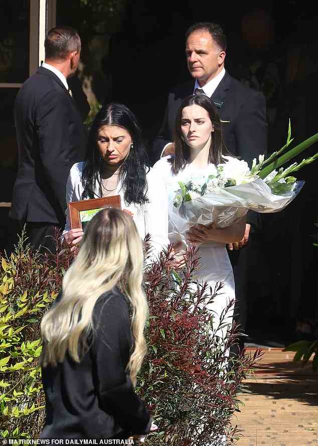 Belinda Desisto (links in der weißen Jacke) geht neben ihrer Tochter Angelina (rechts), als sie am Montag die Prozession von Antonio Desistos Beerdigung anführten