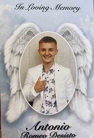 Das Dienstheft bei der Beerdigung von Antonio Desisto zeigte ein Foto des 16-Jährigen mit weißen Engelsflügeln