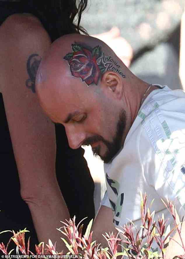 Herr Desisto trug ein neues Tattoo an der Seite seines Kopfes mit dem Namen seines Sohnes und einer Rose