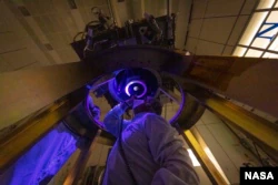 Mitglieder des DART-Teams installieren und inspizieren das einzige Instrument des DART des Raumfahrzeugs – die Didymos Reconnaissance and Asteroid Camera for Optical Navigation (DRACO) – im Juni 2021 auf dem Raumfahrzeug. (Bildnachweis: NASA/Johns Hopkins APL/Ed Whitman)
