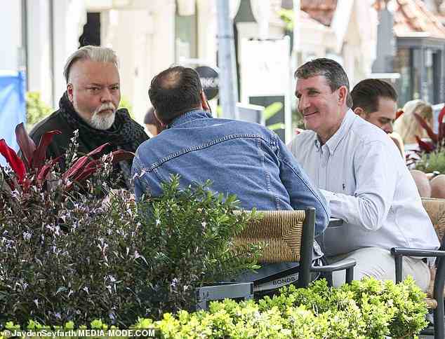 Sandilands wurde bei einem Treffen mit seinem Chef, CEO von ARN, Ciaran Davis, (rechts) und Manager Bruno Bouchet (Mitte) gesehen.
