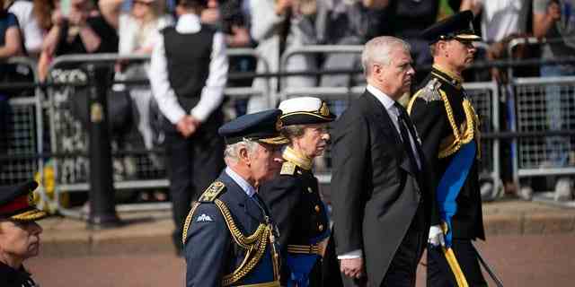Die königliche Familie in Militäruniformen während einer Prozession zur Westminster Hall.