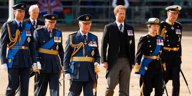Prinz William, König Charles III, Prinz Harry und Prinzessin Anne gehen während einer Prozession hinter dem Sarg der Königin her.