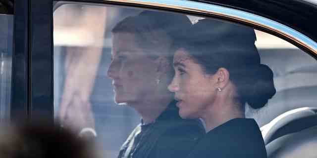 Meghan Markle trägt ein Paar Ohrringe, die Königin Elizabeth II. ihr geschenkt hat.