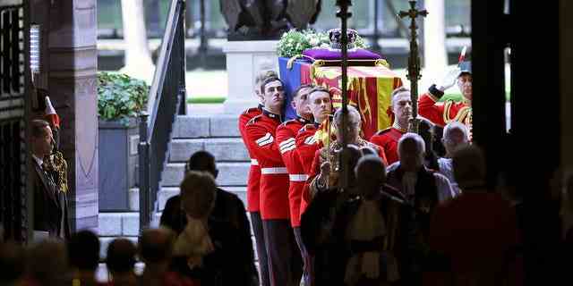 Der Sarg von Queen Elizabeth II. wird zur Aufbahrung in die Westminster Hall getragen.