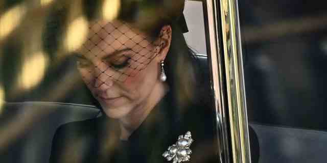 Kate Middleton trägt die Brosche der Königin, während sie ihr die Ehre erweist.
