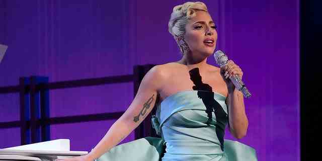 Lady Gaga tritt während der 64. jährlichen GRAMMY Awards in der MGM Grand Garden Arena am 3. April 2022 in Las Vegas, Nevada auf. 
