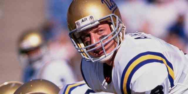 Troy Aikman, #8, Quarterback für die UCLA Bruins, nennt das Spiel während eines College-Football-Spiels gegen Cal im Oktober 1988 im California Memorial Stadium.