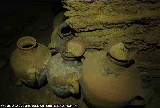 Die Grabstätte enthält intakte Keramik- und Bronzegefäße, Krüge und Schalen verschiedener Art, Kochgefäße und Öllampen