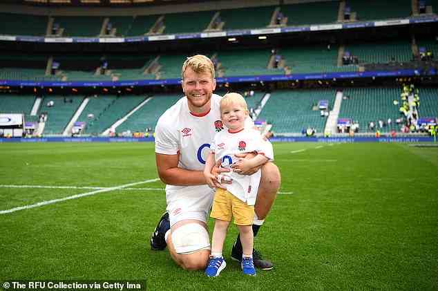 McNally aus England posiert mit seinem Sohn, nachdem er 2021 sein erstes und einziges England-Spiel bestritten hat