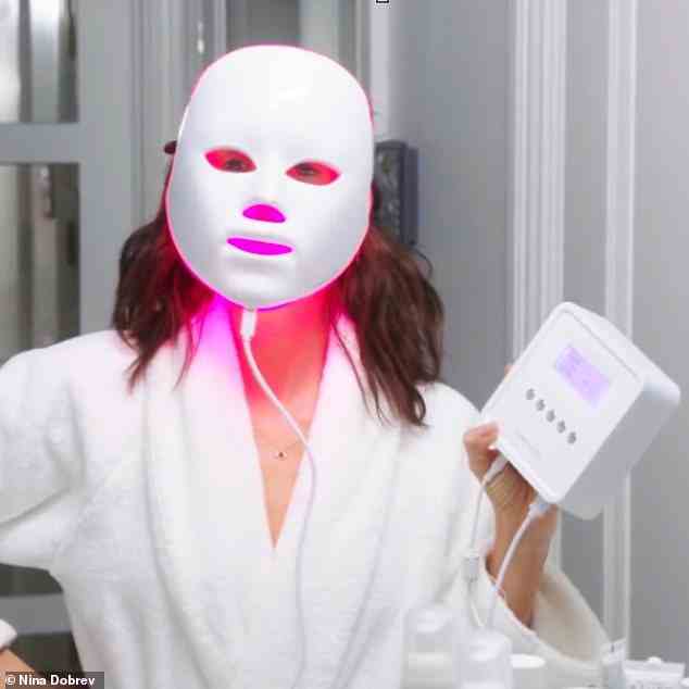 Sanft und schmerzlos ohne Ausfallzeiten ist die LED-Maske ein Favorit von Nina Dobrev (im Bild), die nach praller, strahlender, klarer Haut sucht – und Sie können mit unserem Rabattcode 15 Prozent sparen