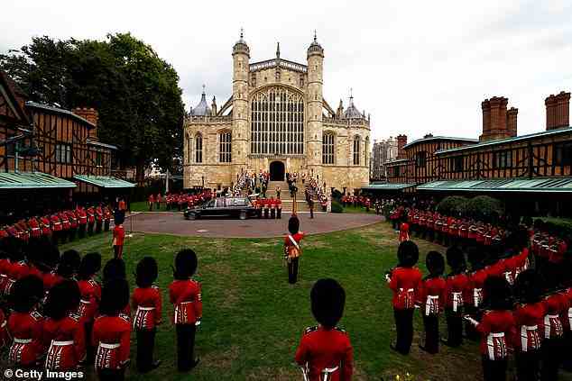 Mehr als 4.000 Militärangehörige waren an der Staatsbeerdigung der Königin beteiligt, die in der oben abgebildeten St. George's Chapel in Windsor endete