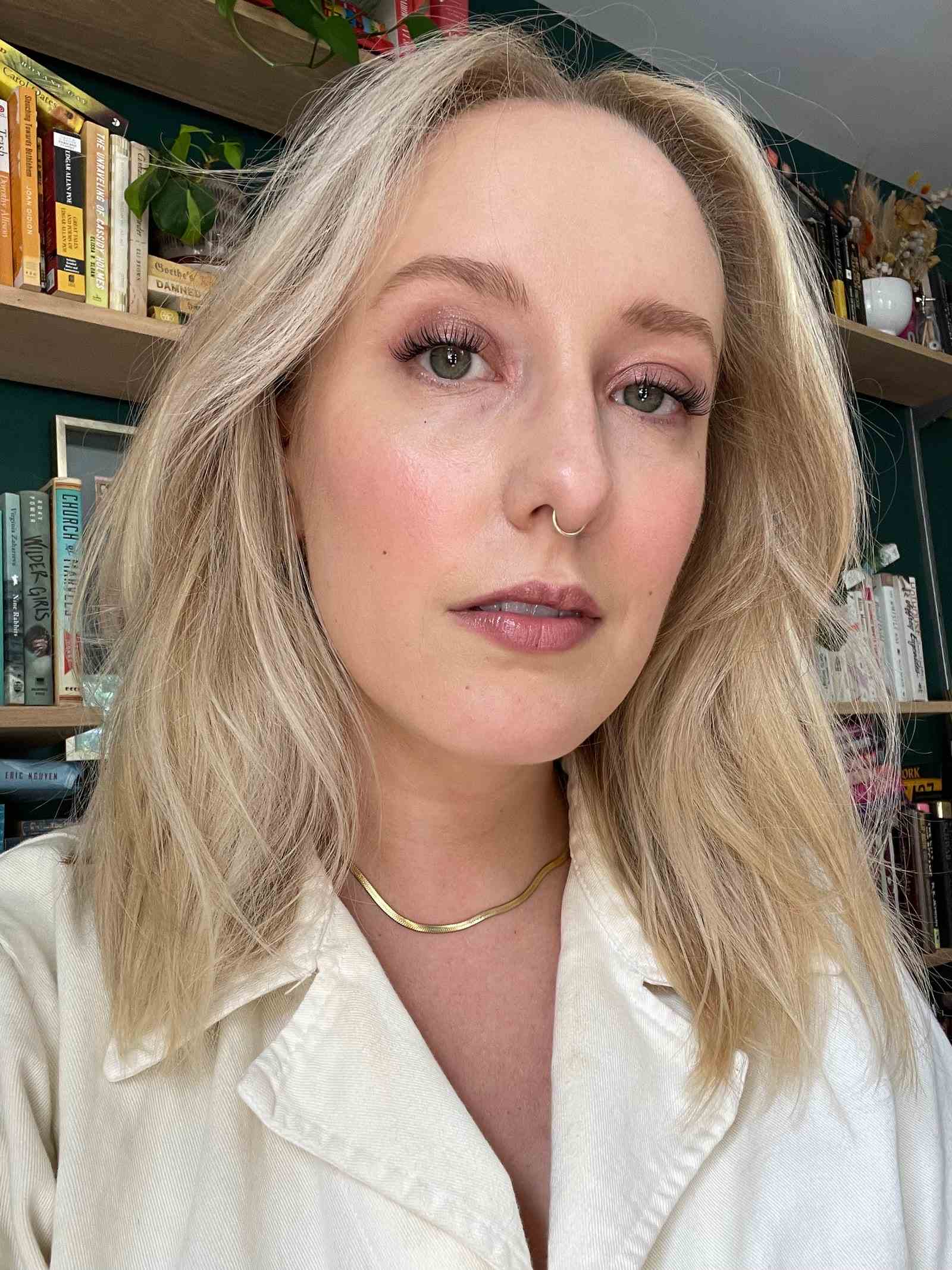 selfie von allure editor kara mcgrath mit fliederfarbenen st lash extensions, malvenfarbenem lidschatten und einem weißen top