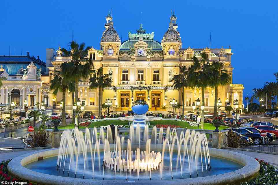 Oben ist das Casino von Monte Carlo.  Im Hafen der Stadt sieht Sara „eine Ansammlung futuristischer Gin-Paläste, die im Jachthafen vorbeigleiten“.