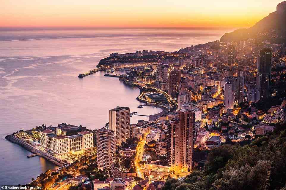 Als Star Clipper in See sticht, ist Sara „verzaubert von Monacos bergiger Kulisse, die über der Skyline von Monte Carlo (im Bild) aus übermodernen Wohnblocks und statuenhaften Belle-Epoque-Gebäuden schwebt“.