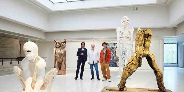 Der britische Künstler Thomas Houseago posiert mit Brad Pitt und dem australischen Musiker Nick Cave.