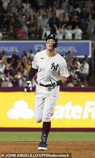 New York Yankees Aaron Judge läuft die Bases, nachdem er am Dienstag im 9. Inning im Yankee Stadium in New York City seinen 60. Home Run der Saison gegen die Pittsburgh Pirates geschlagen hat