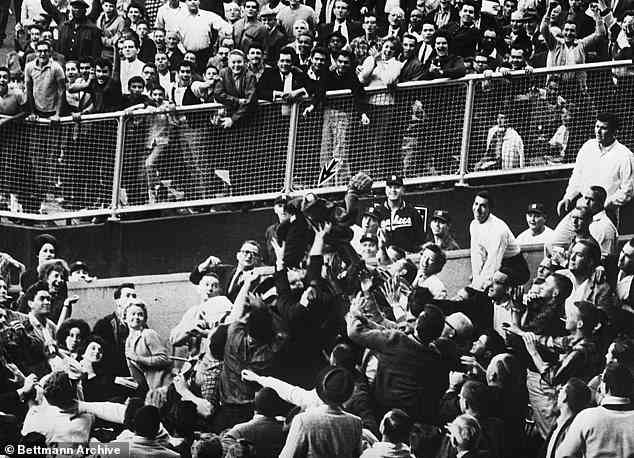 Brooklyns Sal Durante fängt 1961 im Yankee Stadium den 61. Homerun von Roger Maris ein