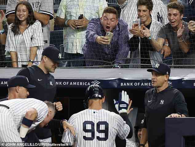 Die Menge jubelt, nachdem Aaron Judge von den New York Yankees seinen 60. Homerun der Saison geschlagen hat