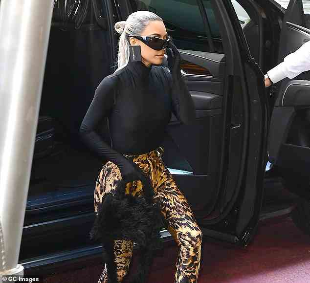Gerüchte, dass Reality-TV-Star Kim Kardashian die Droge verwendet hatte, wirbelten in den sozialen Medien herum, nachdem sie in kurzer Zeit eine erhebliche Menge an Körperfett verloren hatte.  Die Gerüchte wurden nie bestätigt.  Im Bild: Kardashian in New York City am 20. September 2022