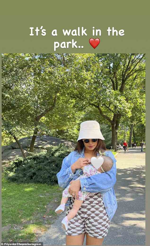 Entzückend: Chopra machte am Dienstagnachmittag mit ihrem kleinen Mädchen einen Spaziergang im Park