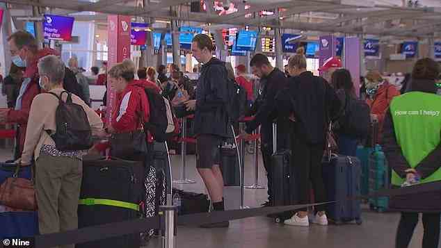 Bis zu 41 Flüge nach Sydney wurden ebenfalls in schlechten Nachrichten für Reisende storniert, die den nationalen Trauertag am Donnerstag nutzen wollten (im Bild der Flughafen Sydney am Donnerstag).