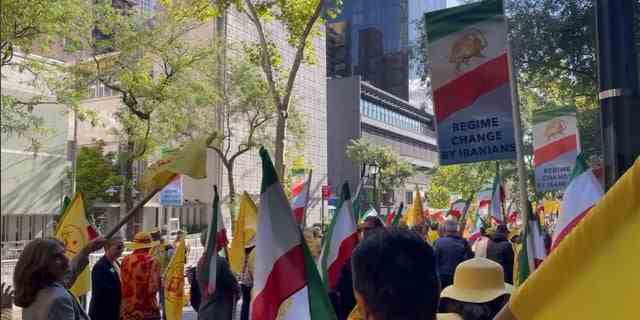 Menschen versammeln sich im Dag Hammarskjold Park gegenüber dem UN-Hauptquartier, um gegen den iranischen Präsidenten Ebrahim Raisi zu protestieren, der am Mittwoch vor der Generalversammlung sprach. 