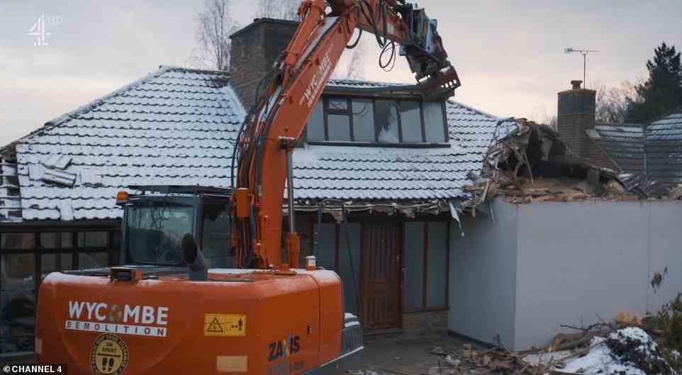 Davi und Matt kauften das Haus für 800.000 Pfund in Hertfordshire – entschieden sich aber, es abzureißen (im Bild), um Platz für ein modernes Einfamilienhaus zu machen, komplett mit einer schwarzen Feuersteinverkleidung und einem auffälligen Oberlicht