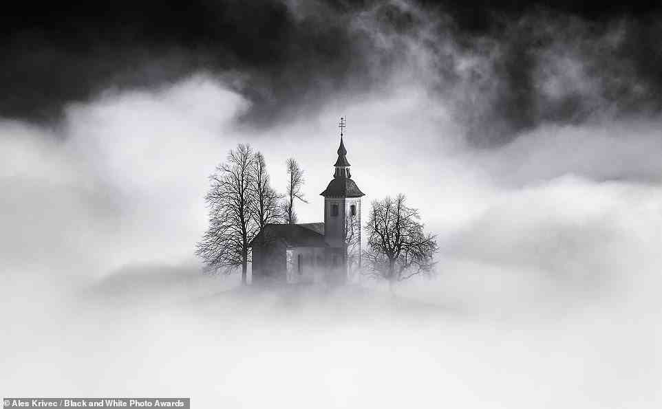Oben ist ein weiteres dramatisches Bild von Krivec, dieses Mal zeigt es die Thomaskirche auf einem Hügel in Sveti Tomaz im Nordwesten Sloweniens.  Das neblige Foto ist Finalist bei den Awards