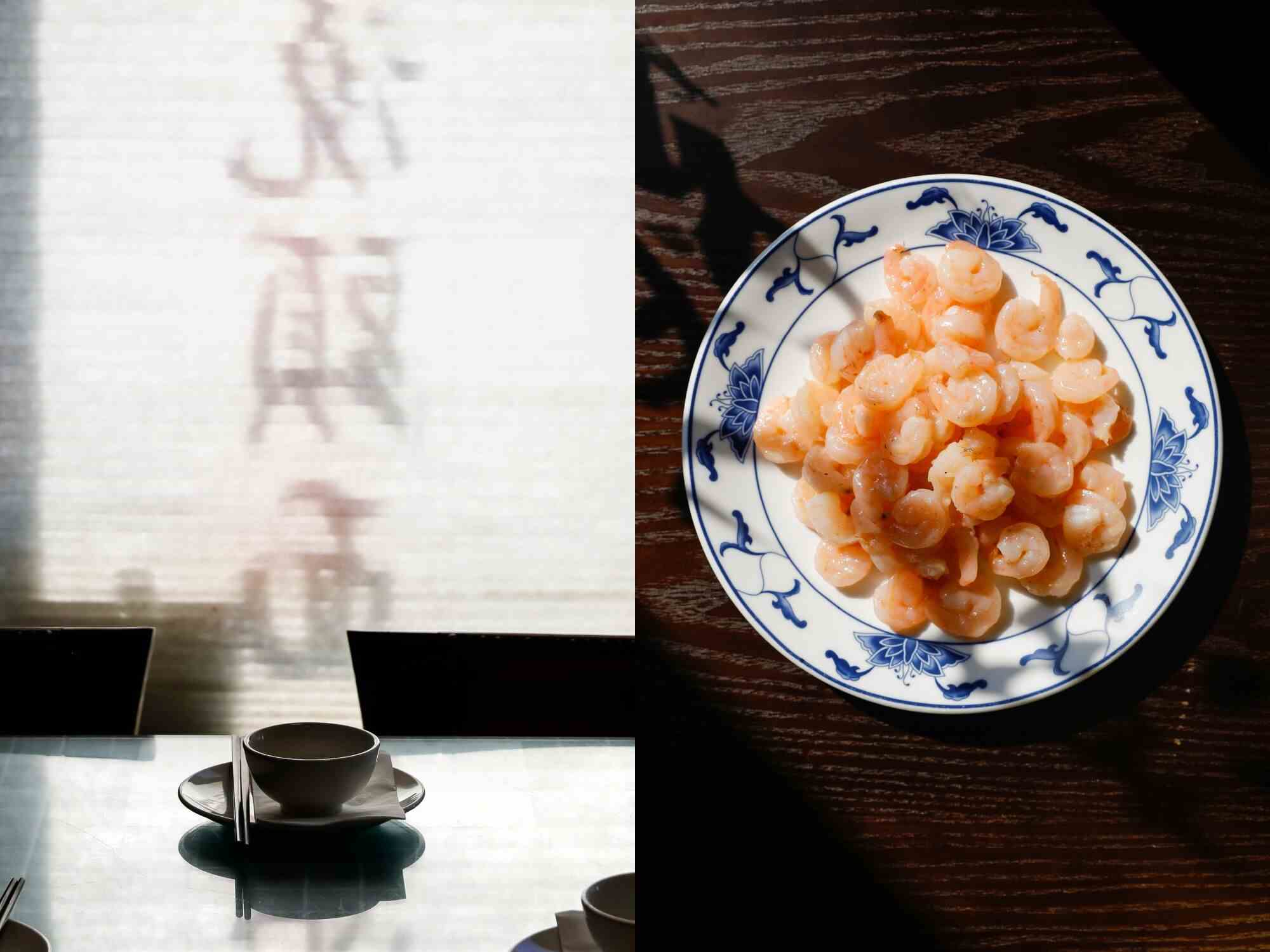 Ein gedeckter Tisch im Restaurant WangJia, links, ihre gebratenen Garnelen, rechts.