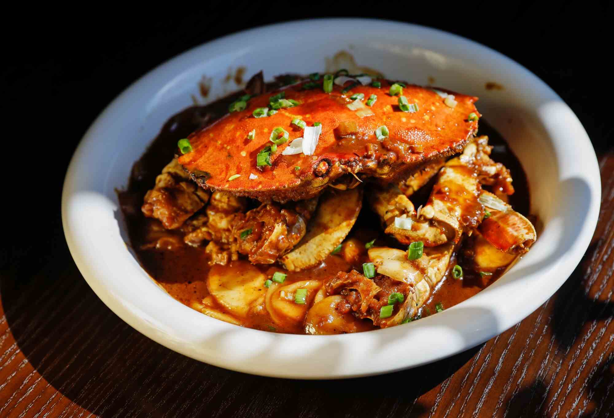 Krabbe mit Shanghai-Reiskuchen im Restaurant WangJia in San Gabriel.