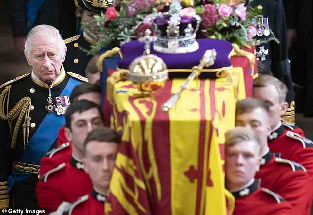 König Charles folgt dem Sarg seiner Mutter, der in den königlichen Standard mit der kaiserlichen Staatskrone und dem Reichsapfel und dem Zepter des Souveräns gehüllt ist, wie er nach ihrer Beerdigung aus der Westminster Abbey getragen wird