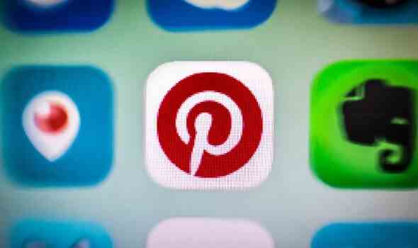 ein Pinterest-App-Icon wird neben anderen Apps auf einem Smartphone-Bildschirm angezeigt